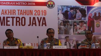 Kapolda Metro Jaya Komjen Pol Gatot Edy Pramono (tengah) didampingi Kabid Humas Kombes Pol Yusri Yunus (kanan) dan Irwasda Kombes Pol Budi Hermawan (kiri) memberi keterangan kepada wartawan pada Jumpa Pers Akhir Tahun 2019 Polda Metro Jaya di Polda Metro Jaya, Jakarta, Jumat (27/12). [Suara.com/Angga Budhiyanto]