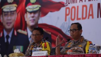 Kapolda Metro Jaya Komjen Pol Gatot Edy Pramono (kanan) didampingi Irwasda Kombes Pol Budi Hermawan (kiri) memberi keterangan kepada wartawan pada Jumpa Pers Akhir Tahun 2019 Polda Metro Jaya di Polda Metro Jaya, Jakarta, Jumat (27/12). [Suara.com/Angga Budhiyanto]