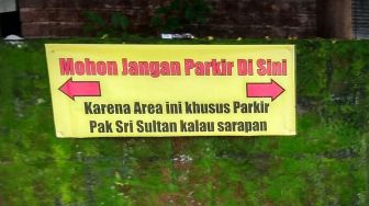 Spanduk Larangan Parkir Ini Efektif Bikin Rakyat Jelata Minggir, Kok Bisa?