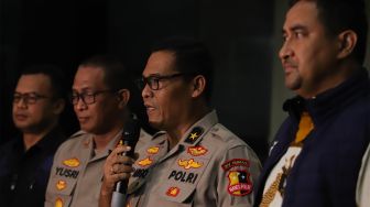 Karopenmas Polri Argo Yuwono (kedua kanan) bersama jajaran kepolisian bersiap melakukan konferensi pers terkait tersangka penyiraman penyidik senior KPK, Novel Baswedan di Polda Metro Jaya, Jakarta, Jumat (27/12). [Suara.com/Angga Budhiyanto]