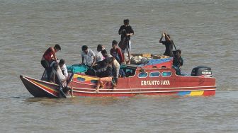 Evakuasi Korban Kecelakaan Kapal Motor di Perairan Kuala Tungkal