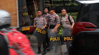 Polisi melakukan penjagaan di depan Kedutaan Besar Republik Rakyat China, Kuningan, Jakarta Selatan, Jumat (27/12). [Suara.com/Alfian Winanto]