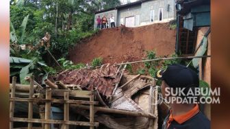 Longsor Ratakan Rumah Warga Kabandungan Sukabumi