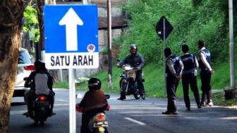 Polres Cilegon Terapkan Sistem One Way di Jalur Wisata Anyer