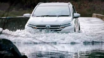 Musim Banjir, Ini 5 Cara Aman Bawa Mobil Matik dari Daihatsu