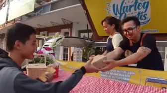 Salut, YouTuber Ini Buka Food Truck Warteg Gratis