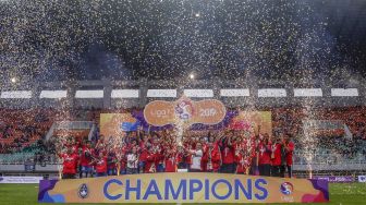 Pesepak bola Persib Bandung Putri beserta ofisial mengangkat piala Liga 1 Putri 2019 di Stadion Pakansari, Cibinong, Bogor, Jawa Barat, Sabtu (28/12). [ANTARA FOTO/Yulius Satria Wijaya]