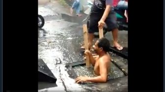 Pria di Bandung Rela Menyelam di Gorong-gorong Atasi Banjir, Videonya Viral