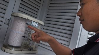 Petugas memeriksa alat ukur kelembaban udara (Higrometer) di Laboratorium Terbuka Badan Meteorologi, Klimatologi dan Geofisika (BMKG) Banten di Serang, Banten, Sabtu (28/12). [ANTARA FOTO/Asep Fathultahman]