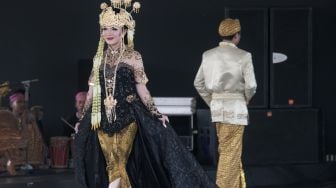 Model yang berjalan di catwalk dalam pagelaran pesona Budaya Jawa Barat, di Panggung Kesenian anjungan Jawa Barat, Taman Mini Indonesia Indah, Jakarta Timur (29/12). [Suara.com/Alfian Winanto]