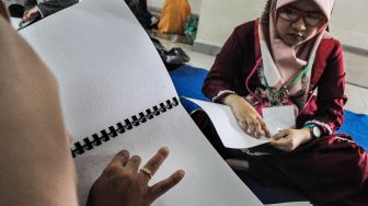 Semangat Penyandang Tunanetra Belajar Membaca Al Quran Braile