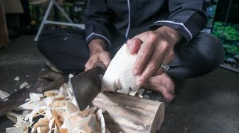 Proses pembuatan Wayang Golek Surakarta oleh Abah Jani di stand Purwakarta, Pameran Produk Ungguan Jawa Barat, Anjungan Jawa Barat, Taman Mini Indonesia Indah,Jakarta timur, Minggu (29/12). [Suara.com/Alfian Winanto]