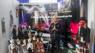 Abah Jani di depan stand Kerajinannya di Pameran Produk Ungguan Jawa Barat, Anjungan Jawa Barat, Taman Mini, Jakarta, Minggu (29/12). [Suara.com/Alfian Winanto]