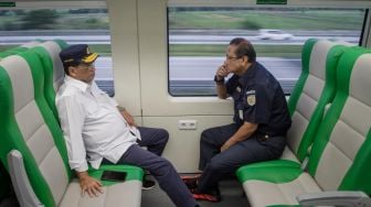 Menteri Perhubungan Budi Karya Sumadi (kiri) berbincang dengan Direktur Utama PT Kereta Api Indonesia (KAI) (Persero) Edi Sukmoro (kanan) saat mengikuti perjalanan Kereta Api (KA) Bandara Adi Soemarmo-Stasiun Balapan di Solo, Jawa Tengah, Sabtu (28/12). [ANTARA FOTO/Mohammad Ayudha]

