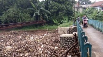 Puluhan Ton Sampah Sumbat Sungai Muara Cikeas Bekasi Laut