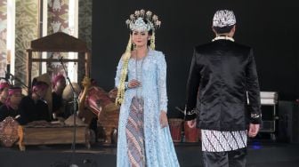 Model yang berjalan di catwalk dalam pagelaran pesona Budaya Jawa Barat, di Panggung Kesenian anjungan Jawa Barat, Taman Mini Indonesia Indah, Jakarta Timur (29/12). [Suara.com/Alfian Winanto]