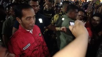 Dagangannya Terinjak, Jokowi Beri Ganti Rugi ke Pedagang Asongan Ini