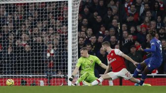 Striker Chelsea Tammy Abraham (kanan) mencetak gol kedua mereka untuk memimpin 1-2 selama pertandingan sepak bola Liga Inggris antara Arsenal melawan Chelsea di Stadion Emirates, London, Inggris, Minggu (29/12). [Adrian DENNIS / AFP]