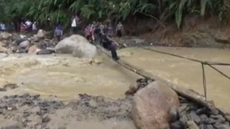 Terekam Video, Bupati Labura Jatuh ke Sungai dan Nyaris Terseret Banjir