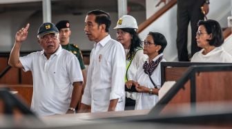 Presiden Joko Widodo (kedua kiri) berbincang dengan Menteri PUPR Basuki Hadimuljono (kiri), Menteri Keuangan Sri Mulyani (kanan), dan Menteri Luar Negeri Retno Marsudi (kedua kanan) saat meninjau Proyek Revitalisasi Bangunan Cagar Budaya Pasar Johar di Semarang, Jawa Tengah, Senin (30/12). [ANTARA FOTO/Aji Styawan]