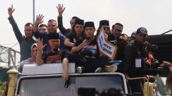 Ahmad Dhani berada diatap truk saat keluar dari Rutan Cipinang, Cipinang, Jakarta Timur, Senin (30/12). (suara.com/Alfian Winanto)