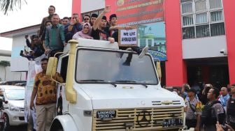 Ahmad Dhani Pulang Pakai Unimog, Ada Seleb Pernah Punya Mobil Ini