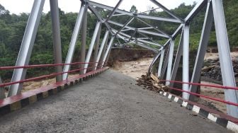 Jembatan penghubung Kecamatan Mulak Ulu dengan Mulak Sebingkai, Kabupaten Lahat terputus akibat banjir bandang di Lahat, Sumatera Selatan, Senin (30/12). S [ANTARA FOTO/Jack]
