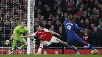 Striker Chelsea Tammy Abraham (kanan) mencetak gol kedua mereka untuk memimpin 1-2 selama pertandingan sepak bola Liga Inggris antara Arsenal melawan Chelsea di Stadion Emirates, London, Inggris, Minggu (29/12). [Adrian DENNIS / AFP]