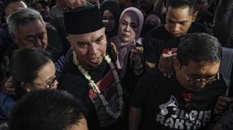 Musisi Ahmad Dhani tiba di rumahnya usai bebas dari Lembaga Permasyarakatan kelas I Cipinang di kawasan Pondok Indah, Jakarta, Senin (30/12). [ANTARA FOTO/Muhammad Adimaja]
