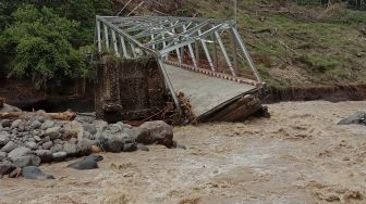 Jembatan penghubung Kecamatan Mulak Ulu dengan Mulak Sebingkai, Kabupaten Lahat terputus akibat banjir bandang di Mulak Ulu, Lahat, Sumatera Selatan, Senin (30/12). [ANTARA FOTO/M Rega Derbiansyah]