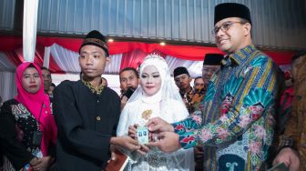 Prosesi simbolik nikah massal yang dipimpin langsung oleh Gubernur DKI Jakarta Anies Baswedan di acara nikah massal yang ada di Balaikota, Gambir, Jakarta Pusat, Selasa (31/12). [Suara.com/Alfian Winanto]