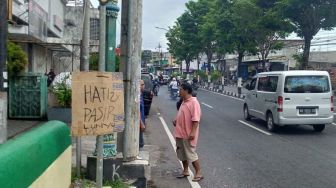 Pasir Bertebaran di Jalan Kyai Mojo Jogja, Pengendara Rawan Terpeleset