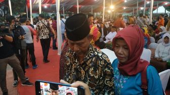 Pasangan Tertua Nikah Massal, Adjid dan Rimih Malu-malu Ditanya Kisah Cinta