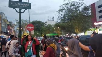 Gerimis, Malioboro Tetap Dipadati Pengunjung Jelang Malam Tahun Baru