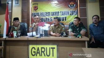 Injak Kitab Berisi Ayat Alquran, Warga Garut Mewek Setelah Dicokok Polisi