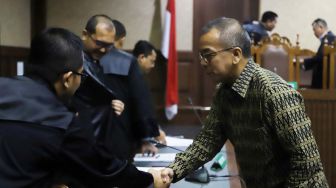 Mantan Dirut Utama PT Garuda Indonesia (persero) Tbk, Emirsyah Satar, usai menjalani sidang perdana dengan agenda pembacaan dakwaan di Pengadilan Tipikor, Jakarta Pusat, Jakarta, Senin (30/12).  [Suara.com/Alfian Winanto]