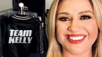 Punya Wajah Merona, Kelly Clarkson Ternyata Rutin Bercinta Sebelum Tidur