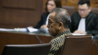 Mantan Dirut Utama PT Garuda Indonesia (persero) Tbk, Emirsyah Satar, menjalani sidang perdana dengan agenda pembacaan dakwaan di Pengadilan Tipikor, Jakarta Pusat, Jakarta, Senin (30/12).  [Suara.com/Alfian Winanto]