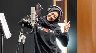 Senangnya Ria Ricis, Nyanyi Lagu Anak-Anak Dapat Pujian Sang Suami