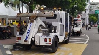 Petugas Gabungan Tertibkan Kendaraan Parkir Liar di Jakarta Selatan, Kendalikan Pemakaian Jalan