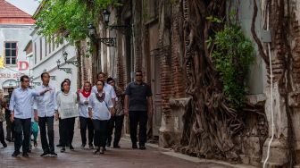 Presiden Joko Widodo (kedua kiri) didampingi Menteri Pariwista dan Ekonomi Kreatif Wishnutama (kiri) Menteri Keuangan Sri Mulyani (ketiga kiri) dan Menteri Luar Negeri Retno Marsudi (kedua kanan) meninjau Kawasan Kota Lama di Semarang, Jawa Tengah, Senin (30/12). [ANTARA FOTO/Aji Styawan]