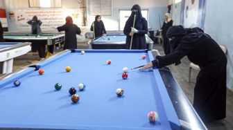 Suasana kejuaraan biliar lokal di sebuah gedung olahraga di ibu kota Sanaa, Yaman, Senin (16/12).  [Mohammed HUWAIS / AFP]