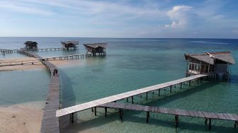 Foto udara obyek wisata Pulau Cinta Ecoresort di Botumoito, Kabupaten Boalemo, Gorontalo, Selasa (31/12). [ANTARA FOTO/Adiwinata Solihin]