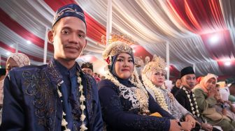 Para pasangan yang menghadiri acara nikah massal yang ada di Balaikota, Gambir, Jakarta Pusat, Selasa (31/12). [Suara.com/Alfian Winanto]