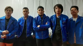 Konser Malam Tahun Baru, Band Armada Hibur Penggemar Diiringi Hujan