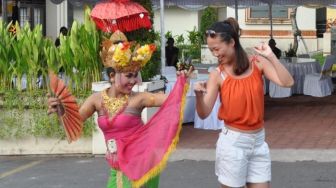 Gelar Open House, Tanah Lot Digoyang Joget Bumbung