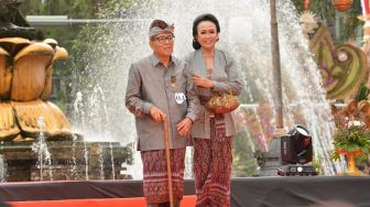 Pasangan Lansia Semarakkan Fashion Show "Casual Endek" Denfest