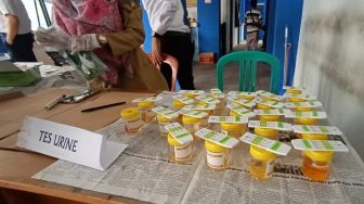 Sopir Bus Jawa-Sumatera di Terminal Pakupatan Serang Jalani Tes Urine