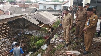 Tiga Rumah Warga Rusak Tertimpa Tembok SMPN 4 Kota Serang