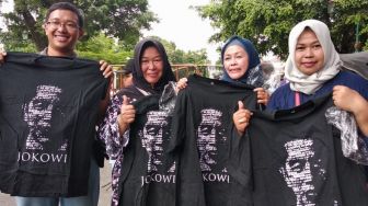 Datang dari Luar Kota, 1 Keluarga Ini Dapat Kaus dari Jokowi Saat di Jogja